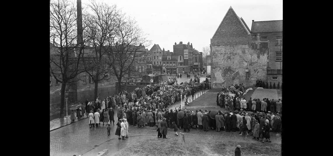 De opengevallen hoek Rozengracht-Broederenkerkplein bij de onthulling van het Gideon-monument op 10 april 1950